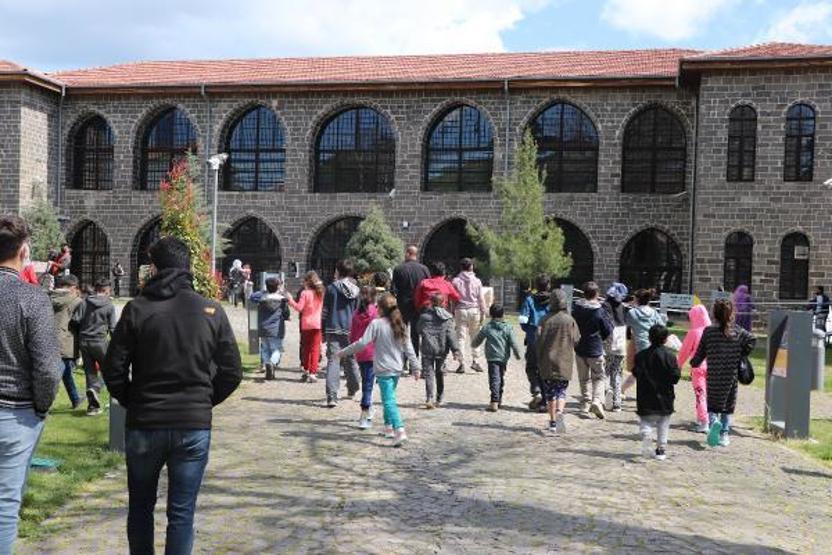 Tarihi mekanlarda simit satıyordu, arkeolog oldu