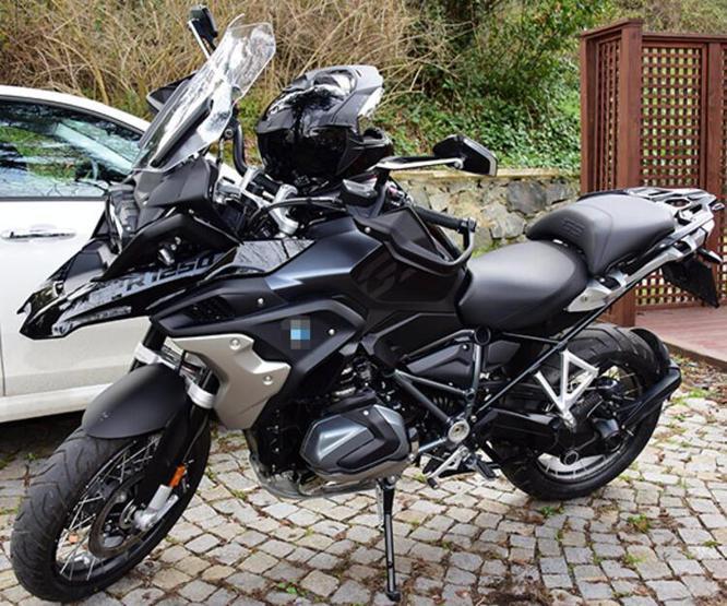 Kıvanç Tatlıtuğ lüks motosikletiyle objektiflere takıldı Fiyatı dudak uçuklattı