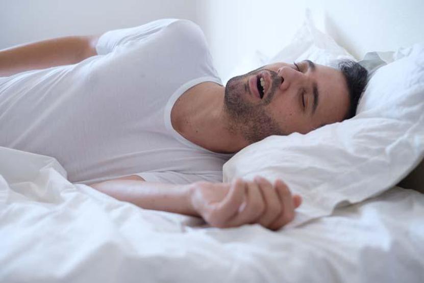 Gece ani ölüme bile neden olabiliyor Uyku apnesinin 9 önemli sinyali