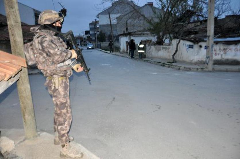 Tarım işçisi olarak gelip, uyuşturucu satan şebekeye operasyon