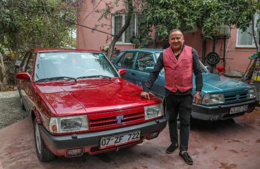 Boyasına taş değer diye iki otomobilini trafiğe çıkarmıyor