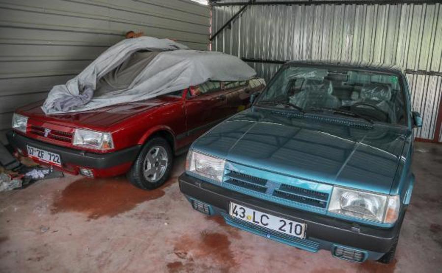 Boyasına taş değer diye iki otomobilini trafiğe çıkarmıyor