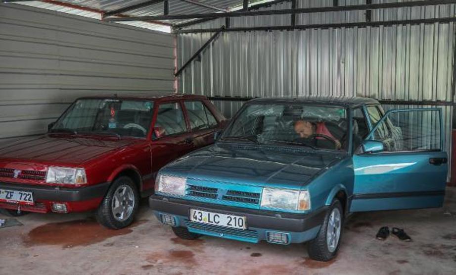 Boyasına taş değer diye iki otomobilini trafiğe çıkarmıyor