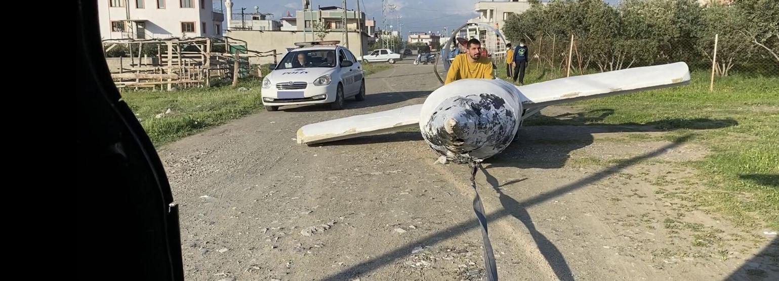 Her şey YouTube videosu için Ünlü fenomen maket uçakla şarampole devrildi
