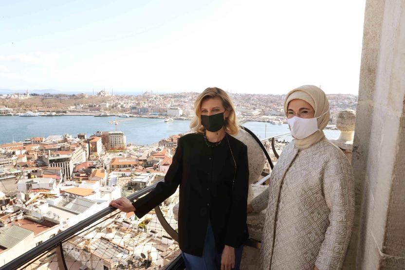 Emine Erdoğan, Ukrayna Devlet Başkanı Zelenskiynin eşi Olena Zelenska ile Galata Kulesini ziyaret etti