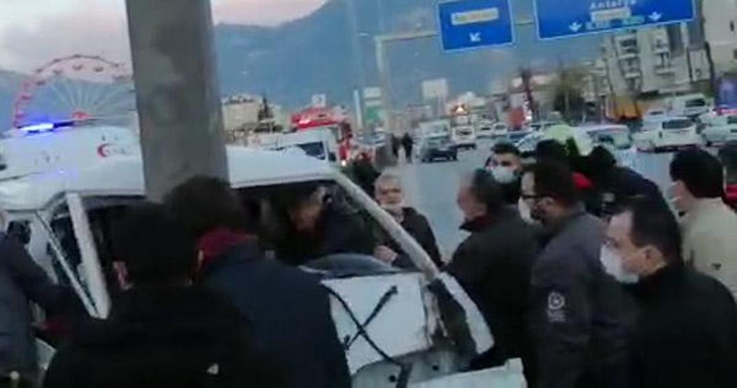 Eski bakan Tüzmen, kazada yaralanan kişinin başından ayrılmadı
