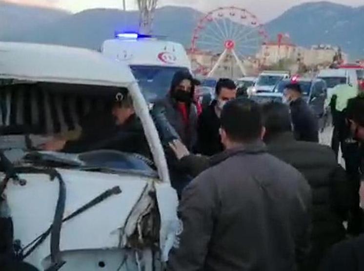 Eski bakan Tüzmen, kazada yaralanan kişinin başından ayrılmadı