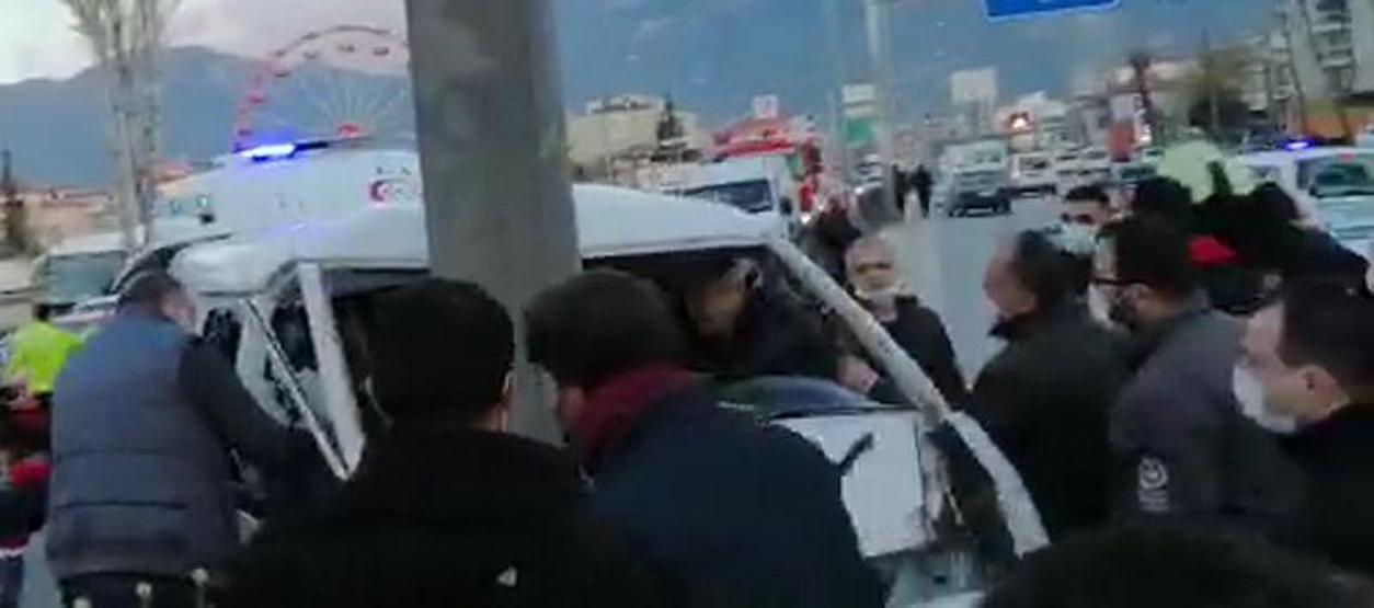 Eski bakan Tüzmen, kazada yaralanan kişinin başından ayrılmadı