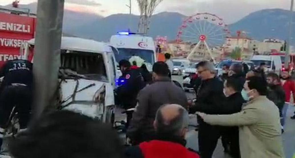 Eski bakan Tüzmen, kazada yaralanan kişinin başından ayrılmadı