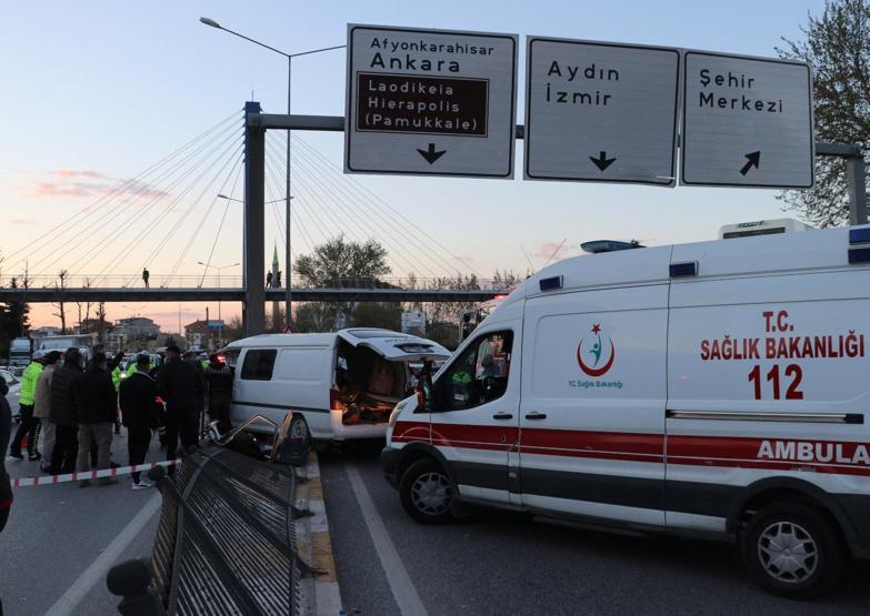 Eski bakan Tüzmen, kazada yaralanan kişinin başından ayrılmadı