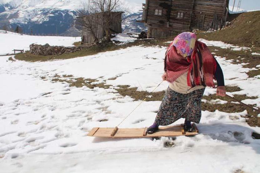 Rizede kısıtlamada tahtalı kayak eğlencesi