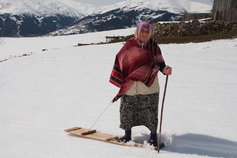 Rizede kısıtlamada tahtalı kayak eğlencesi
