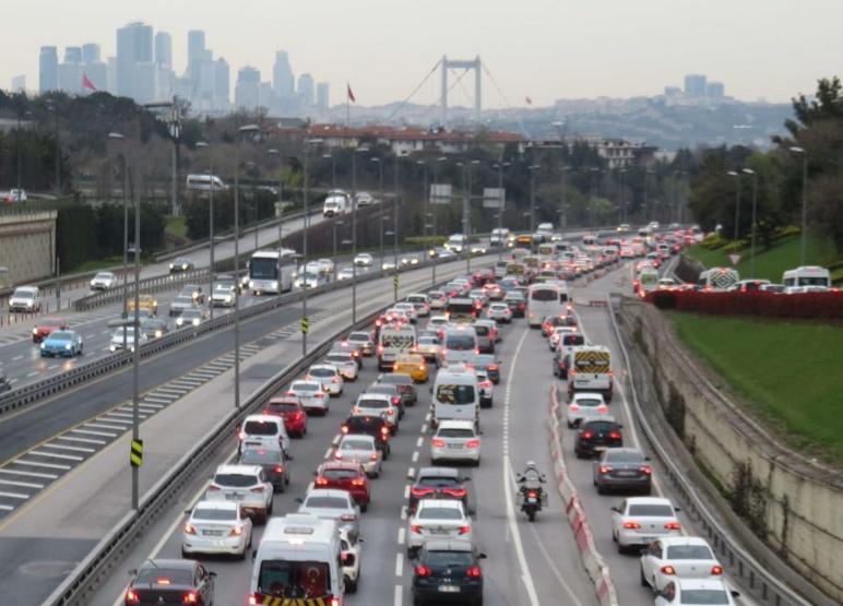 56 saatlik kısıtlama sonrası İstanbulda trafik yoğunluğu