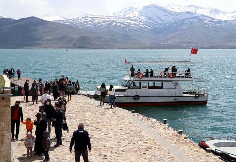Akdamar Adasında ilkbahar güzelliği Ziyaretçi akınına uğruyor