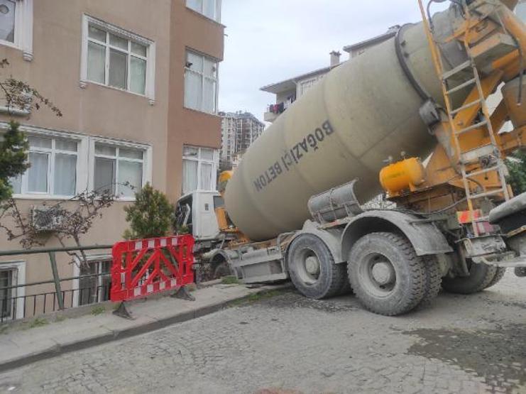 Beşiktaşta beton mikseri 6 katlı binaya çarptı