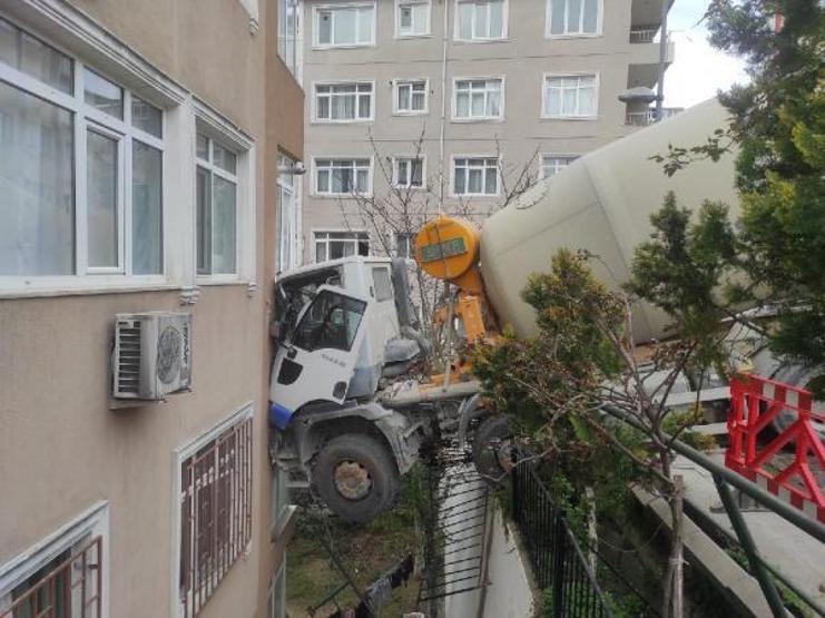 Beşiktaşta beton mikseri 6 katlı binaya çarptı