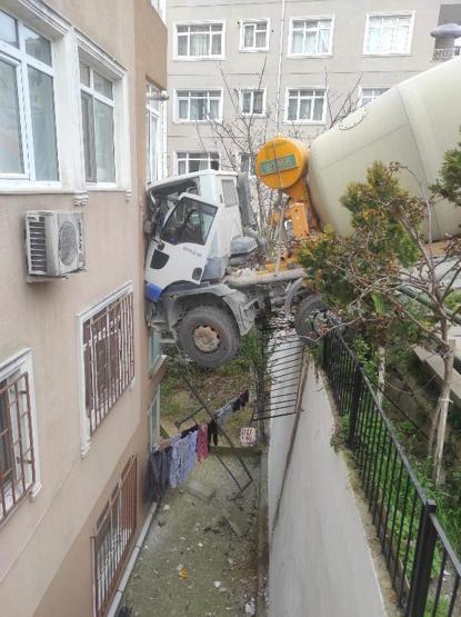 Beşiktaşta beton mikseri 6 katlı binaya çarptı