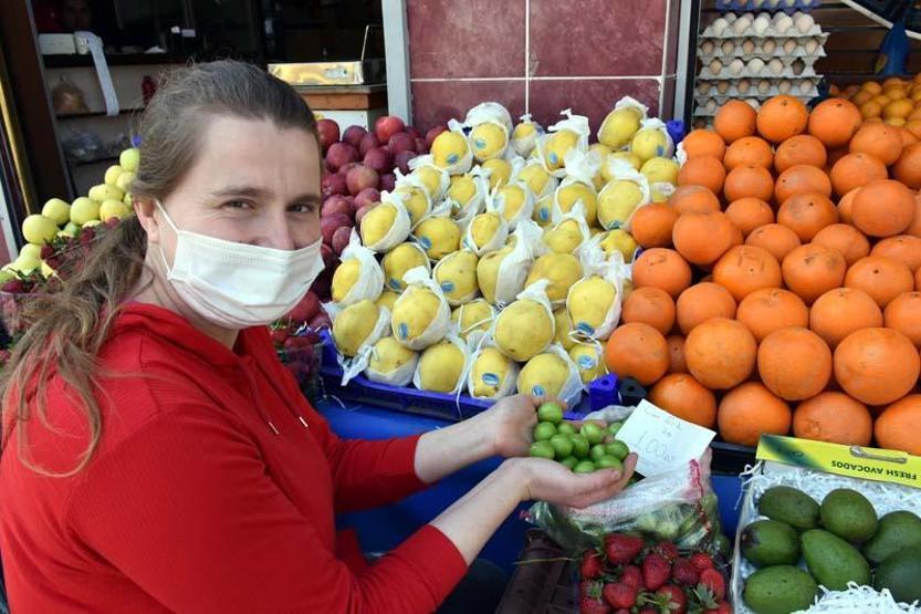 Tezgahlarda kilosu 100 liradan satılan erik, 1 saatte tükendi