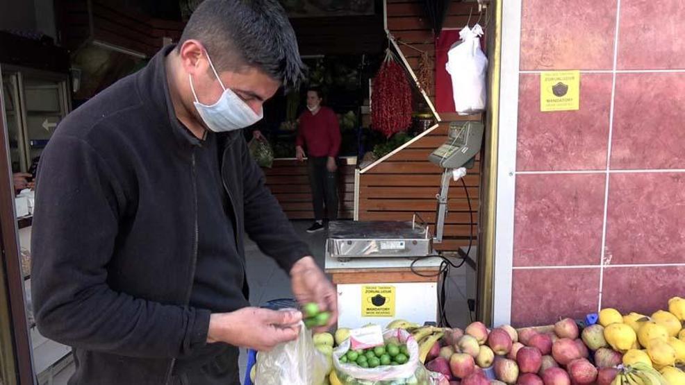 Tezgahlarda kilosu 100 liradan satılan erik, 1 saatte tükendi