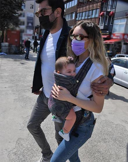 İşte Lalin bebek Ünlü çift kızlarının yüzünü ilk kez gösterdi