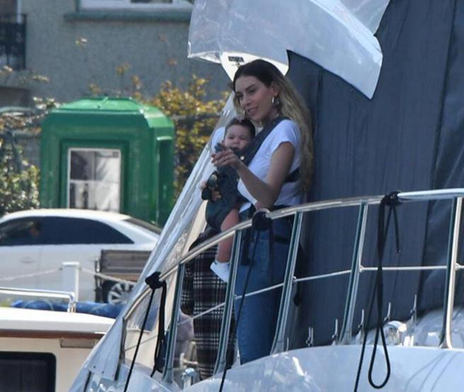 İşte Lalin bebek Ünlü çift kızlarının yüzünü ilk kez gösterdi
