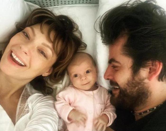 Özge Özder 40 günlük olan kızının yüzünü gösterdi