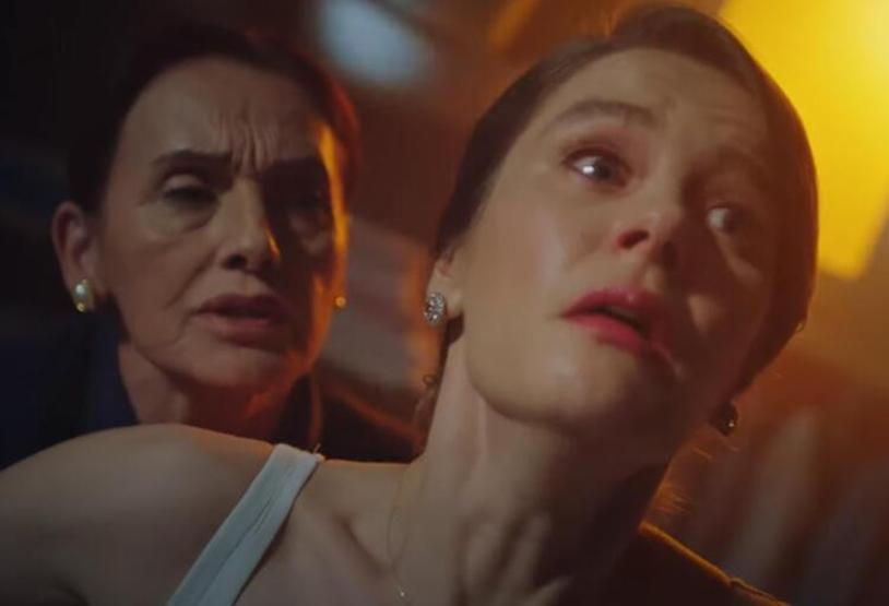Camdaki Kız sosyal medyayı salladı: Biri annesinden kurtarsın