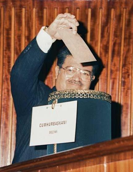 8. Cumhurbaşkanı Özalın ölümünün üzerinden 28 yıl geçti