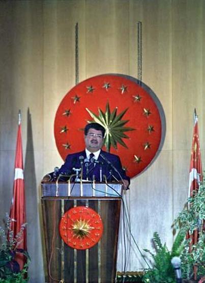 8. Cumhurbaşkanı Özalın ölümünün üzerinden 28 yıl geçti