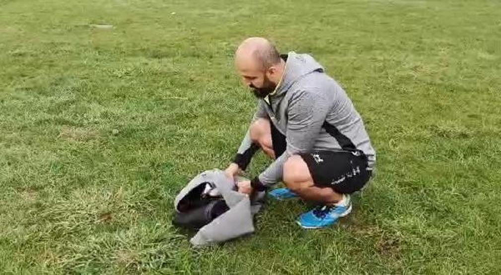Ayaklarına misina dolanan martı kurtarıldı