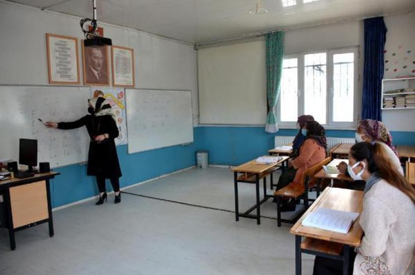 Boş kalan sınıflarda okuma- yazma öğreniyorlar