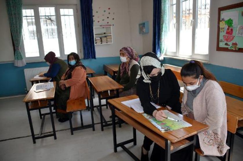 Boş kalan sınıflarda okuma- yazma öğreniyorlar