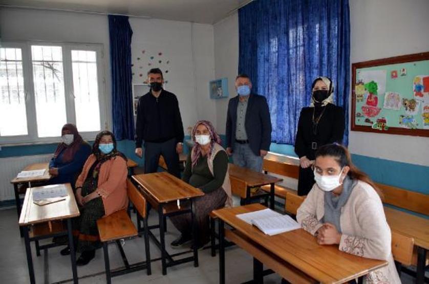 Boş kalan sınıflarda okuma- yazma öğreniyorlar