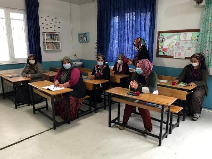Boş kalan sınıflarda okuma- yazma öğreniyorlar