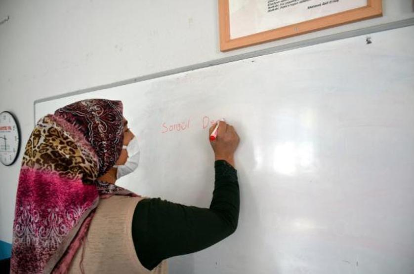 Boş kalan sınıflarda okuma- yazma öğreniyorlar