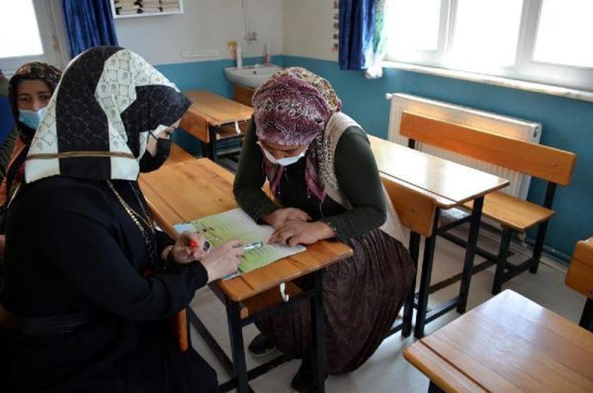 Boş kalan sınıflarda okuma- yazma öğreniyorlar