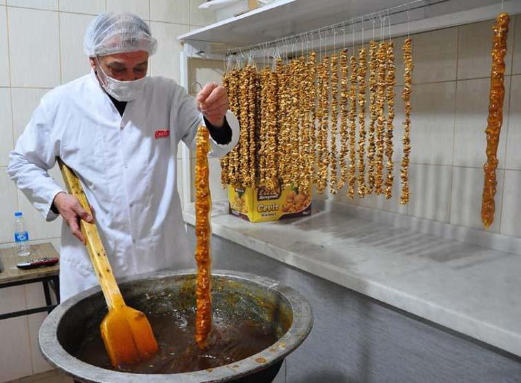 Manisada sadece Ramazanda üretiliyor Sofraların vazgeçilmezi; Ramazan sucuğu