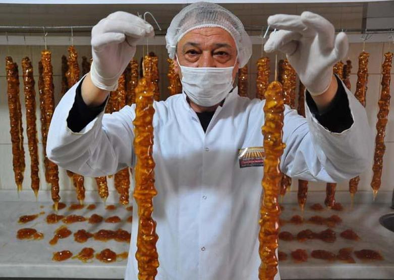 Manisada sadece Ramazanda üretiliyor Sofraların vazgeçilmezi; Ramazan sucuğu