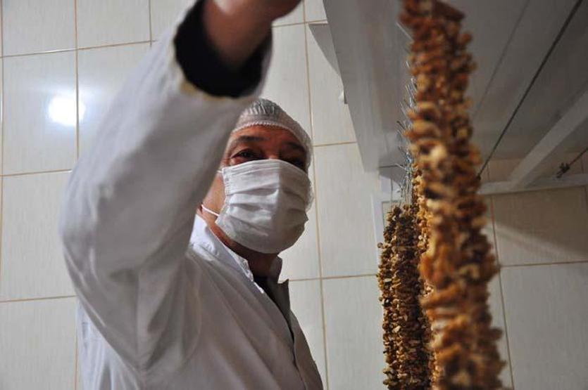 Manisada sadece Ramazanda üretiliyor Sofraların vazgeçilmezi; Ramazan sucuğu