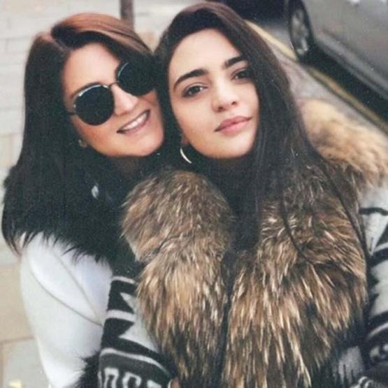 Sibel Canın kızı Melisa Ural siyah elbisesi ile büyüledi
