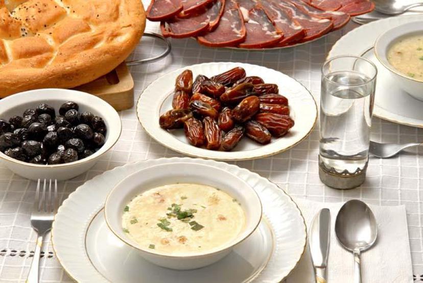 Oruç tutarken açlık hissini bastıracak öneriler İftarda ve sahurda ne yemeli ne yememeli