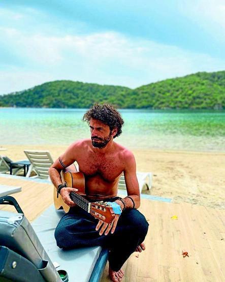 Aşkım Kıyamet filminin oyuncuları çekim arasında denize gitti