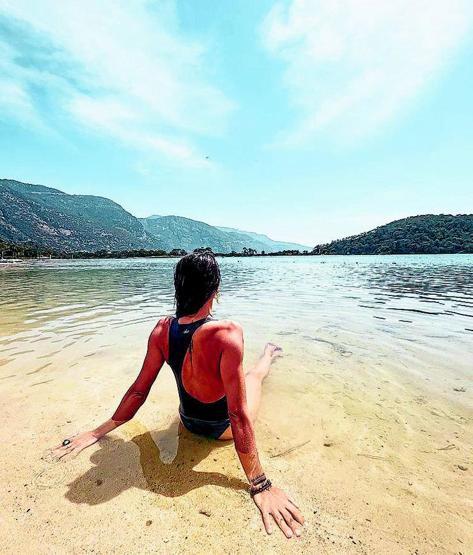 Aşkım Kıyamet filminin oyuncuları çekim arasında denize gitti
