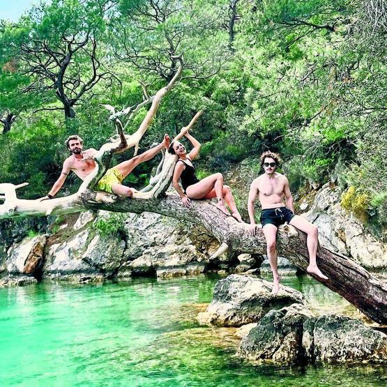 Aşkım Kıyamet filminin oyuncuları çekim arasında denize gitti