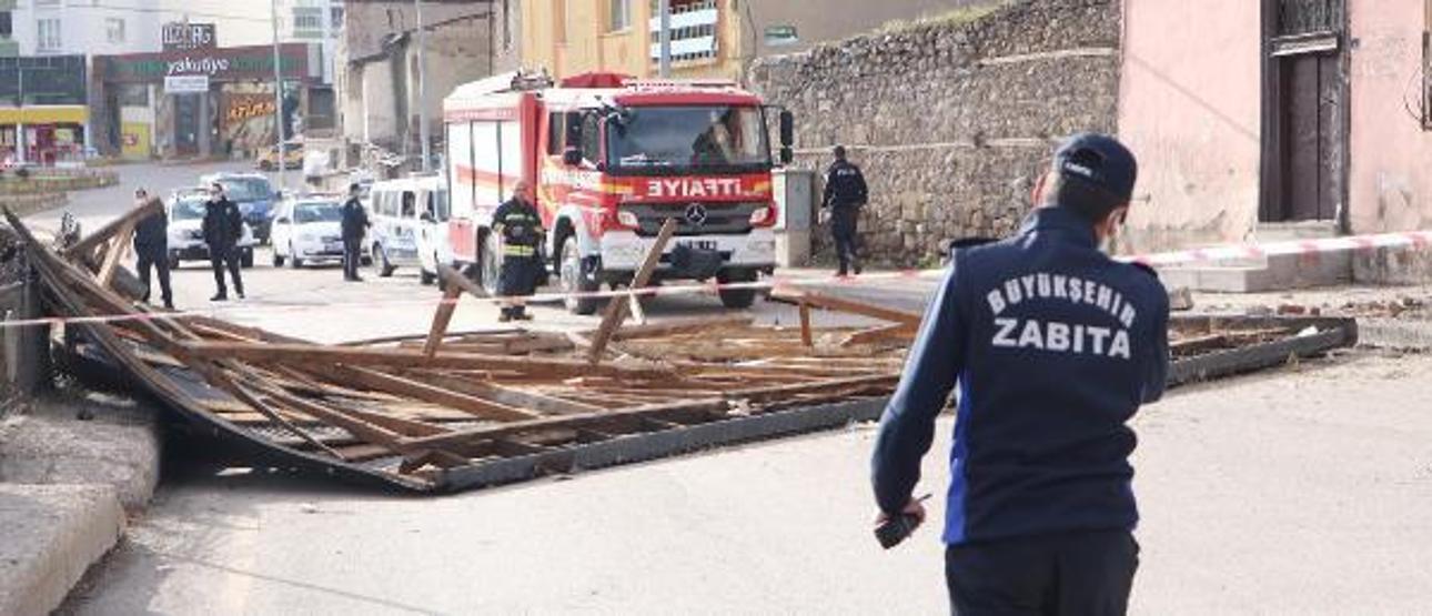 Fırtına 2 katlı evin çatısını uçurdu