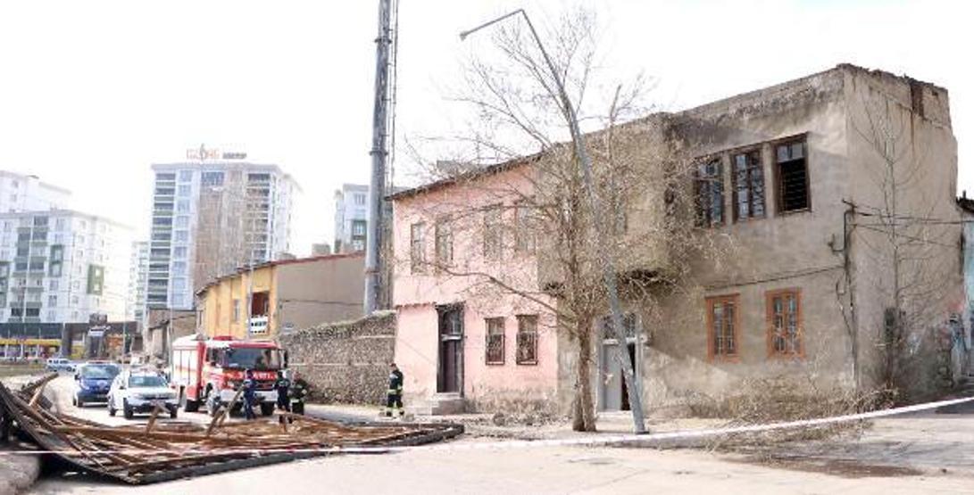 Fırtına 2 katlı evin çatısını uçurdu