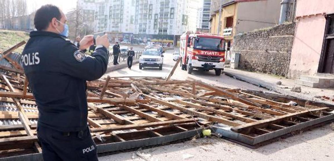Fırtına 2 katlı evin çatısını uçurdu