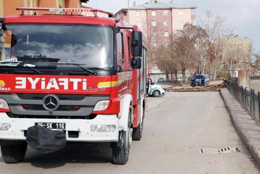 Fırtına 2 katlı evin çatısını uçurdu
