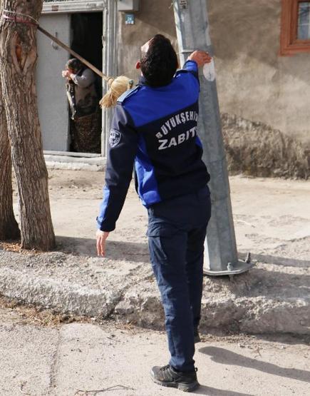 Fırtına 2 katlı evin çatısını uçurdu