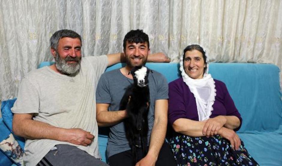 Annesinin reddettiği oğlak Dinaya torunları gibi bakıyorlar